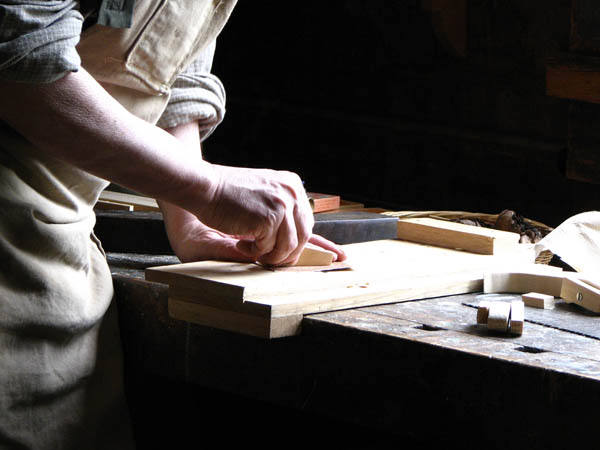 Ofrecemos un servicio de <strong>carpintería  de madera y ebanistería en Rois</strong> adaptado a las necesidades del <strong>cliente</strong>.